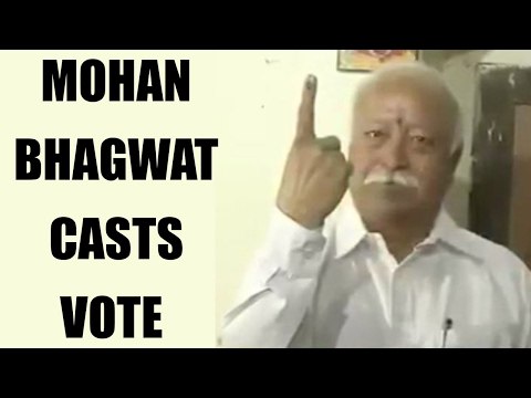 Maharashtra Civic polls 2017: RSS chief Mohan Bhagwat casts vote : Watch video | Oneindia News
