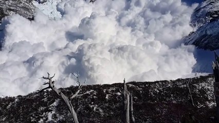 Des touristes se pensaient à l'abris de cette énorme avalanche... pas si sur!