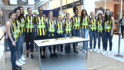 Fenerbahçeli Kadın Basketbolcular İmza Dağıttı