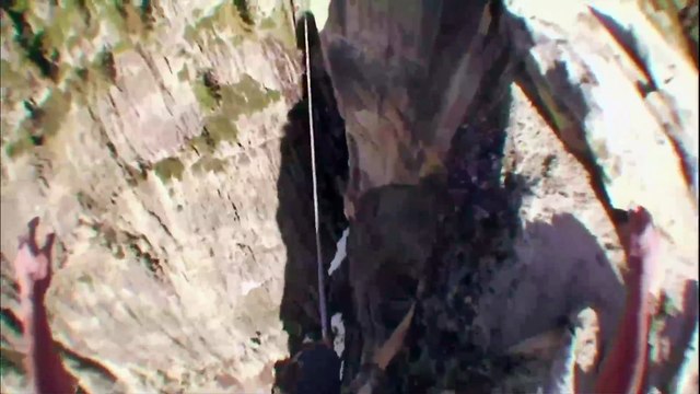 Un funambule périlleux au dessus des falaises