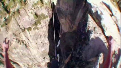 Un funambule périlleux au dessus des falaises