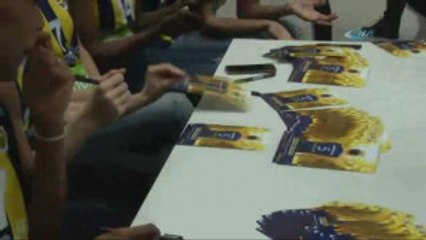 Fenerbahçeli Kadın Basketbolcular Imza Dağıttı