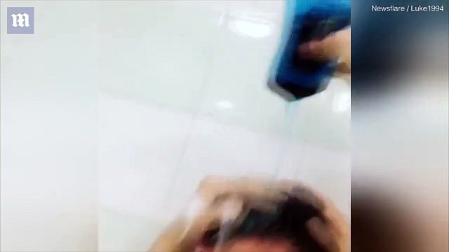 “Forja” që ja bën shokut më shampon, do ju lë pa fjalë