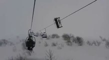Des skieurs bloqués sur des télésièges à cause des violentes rafales de vent