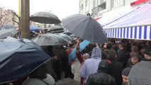 Başbakan Yıldırım, Bergama'da Bir Kafe Önünde Toplanan Vatandaşlara Hitap Etti
