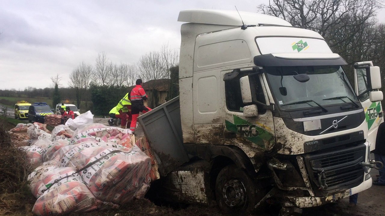 Saint-Claud: un camion se renverse, la D 951 bl...