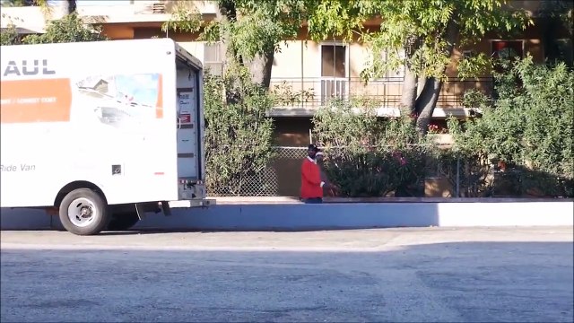 Piéger un voleur de colis dans un camion de livraison... Blague enorme