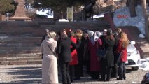 Erzurum Bakan Akdağ Protokolü Bekletip, Kadınlara Karanfil Verdi