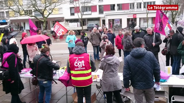 Lorient. Des dizaines de personnes rassemblées pour l'égalité hommes-femmes.