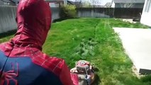 Человек-паук против Железного человека-паука | Человек-Паук стрижет газон в реальной жизни супергероя бой | М