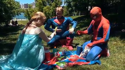 Elsa, Spiderman and Superman vs Maleficent / SuperHeroes in New York