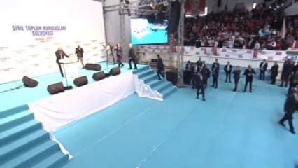 Başbakan Yıldırım: "Başbakanı Ayaklarına Çağırıp Pijamalarıyla Uğurlamak İçin 'Hayır' Diyorlar"