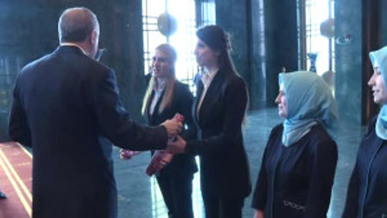Cumhurbaşkanı Erdoğan Kadın Külliye Çalışanlarına Çiçek Verdi