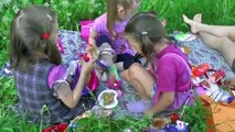 Девочки играют в Барби на поляне среди цветов |Barbie Girls playing in the meadow among the flowers