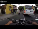 Un motard survit miraculeusement à un violent accident avec un bus