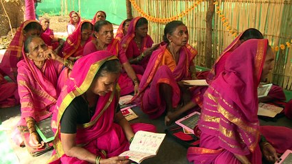 Aprender a leer y escribir en la "escuela de abuelas” en India