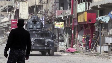 القوات العراقية تقوم بتطهير الأحياء التي استعادتها في غرب الموصل