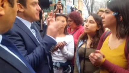 Dünya Kadınlar Günü'nde İzinsiz Yürümek İsteyen Kadınlara Müdahale