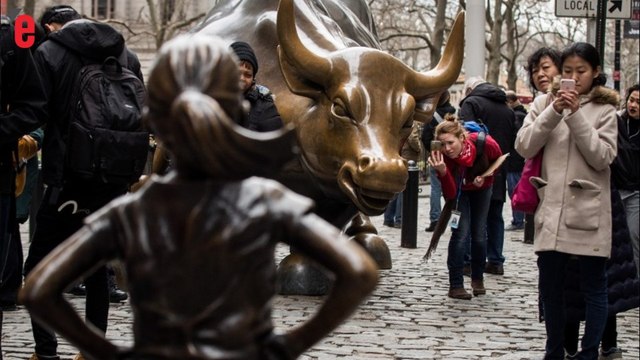 La statue d'une jeune fille défie le taureau de Wall Street au nom de la parité