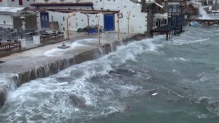 Fırtına Bodrum'u Esir Aldı... Dalgalar Kıyıları Dövdü