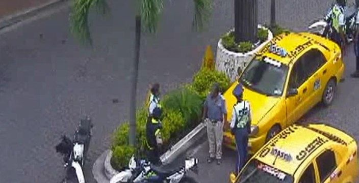 Guayaquil: Un agente de la ATM fue embestido por un taxista