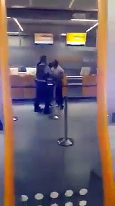 Sa femme bousculée par des policiers, cet homme réagi