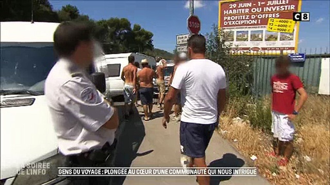 Des gens du voyages s'en prennent très violemment à deux policiers devant la caméra de C8