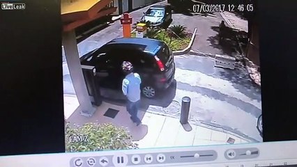 VIDEO/ Vret grabitësin edhe pse po e kërcënonte me pistoletë