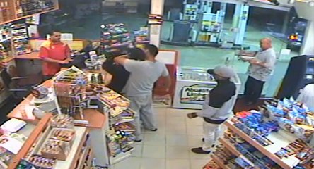 Un braqueur se fait démonter la tronche par un client.