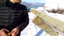 Une avalanche file droit sur lui mais il continue de filmer ! Heureusement le pire fut évité ! WOW !