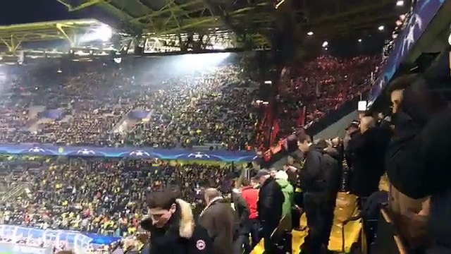 Adeptos do Benfica cantam após goleada em Dortmund