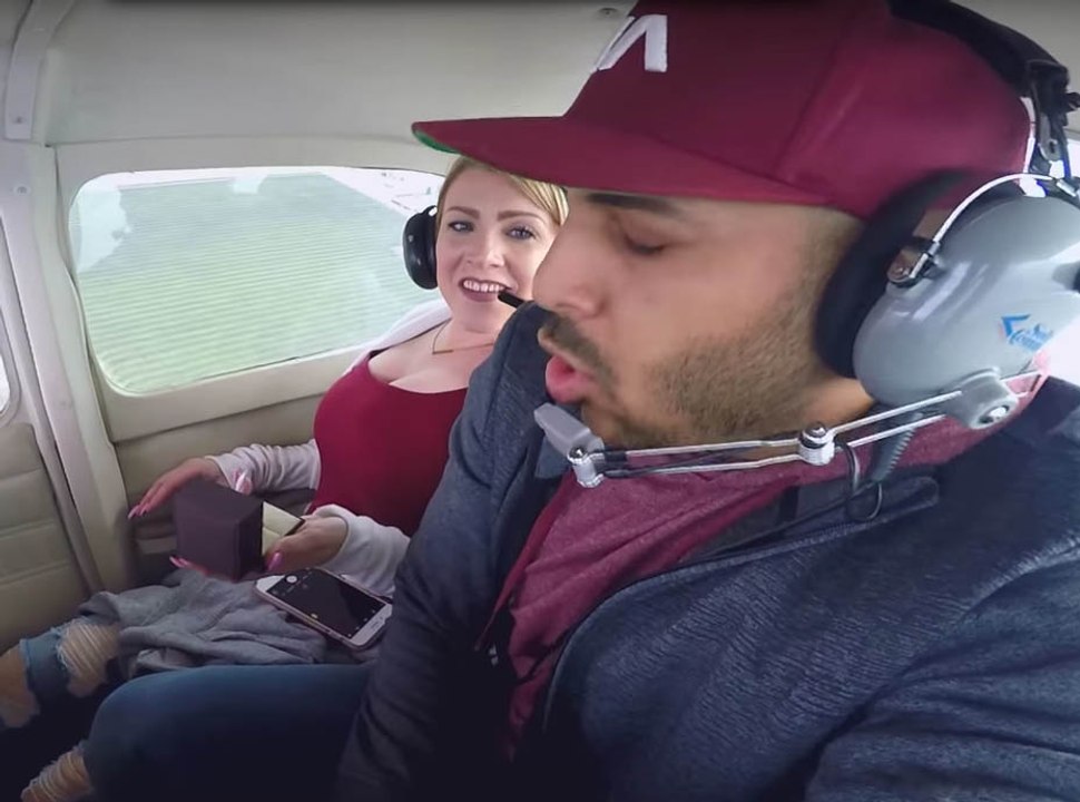 Public Buzz : Il demande sa fiancée en mariage puis il vomit