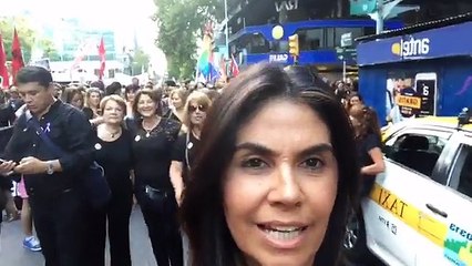 Miles de mujeres de negro en las calles esperando marchar por la igualdad