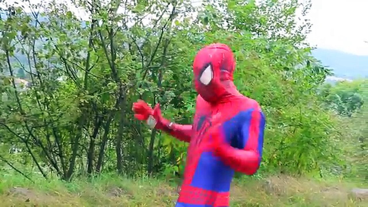 Frozen Elsa VAMPIRE Kisses BAD Vampire Dracula? in Love w/ Spiderman Hulk Anna Joker Zombi