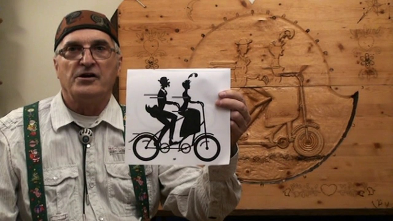 Couple à bicyclette - Pyrogravure et semi sculpture.