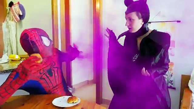 ПАУК БОЛЬНО ПРОТИВ ДЖОКЕРА !! Плохой мальчик против замороженные elsa Вт/ игрушка уроды семейные скрыты яйцо