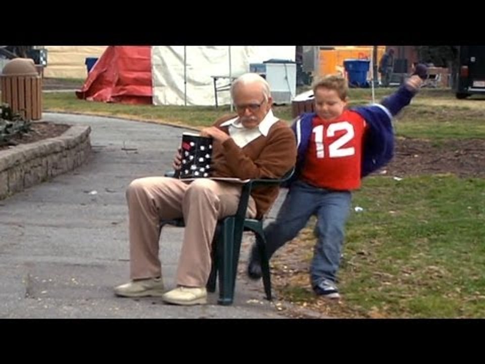 BAD GRANDPA : "Le Coup de la Chaise" [Scène Cou...