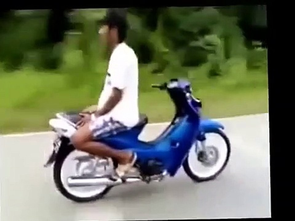 Jangan Coba Coba ! Aksi Standing Motor Paling GOKIL Super Lucu Banget