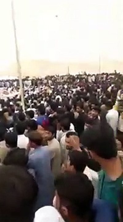 Crowd Start Shouting Slogan ‘Go Nawaz Go’ When PML(N) MNA Nadia Aziz Comes To The Stage