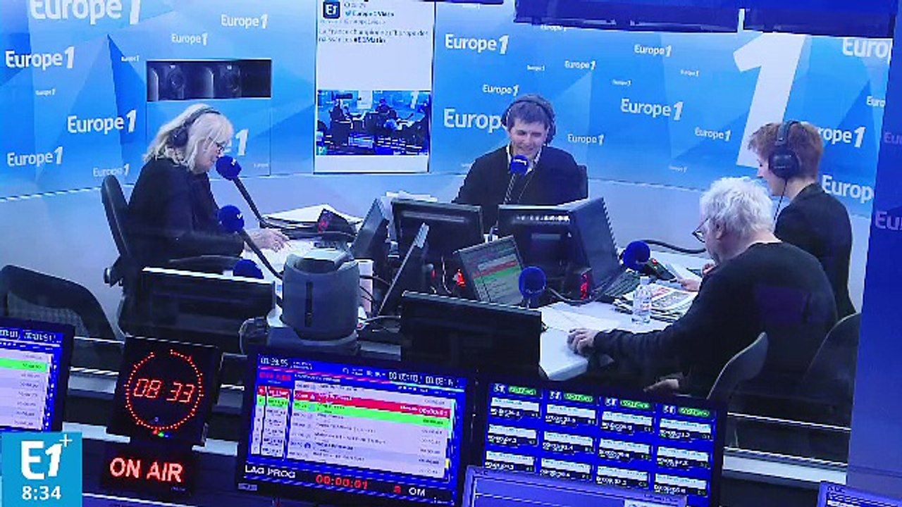 Emmanuel Macron tente de ne pas perdre l'équilibre