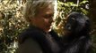 Très forte émotion de Muriel Robin en rencontrant le bonobo dont elle va devoir s'occuper - Regardez