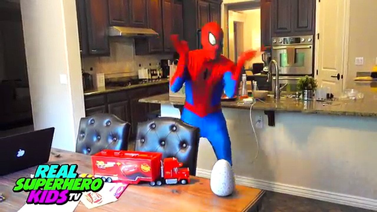 SANTA DELIVERS MAGIC SURPRISE SPIDER BABY PREGNANT FROZEN ELSA SPIDERMAN SUPERHERO IRL