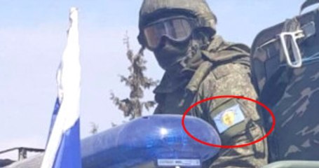 Rus Askerleri Menbiç'te PKK Bağlantılı 'Askeri Konsey'in Armasını Taktı