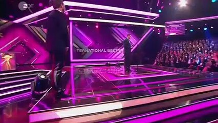 Un sosie de Ryan Gosling vient récupérer un prix à la place de l’acteur à la TV allemande
