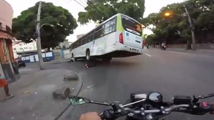Un motard trop pressé pour l'apéro va doubler un bus sans se douter qu'il était sur le point de tourner !
