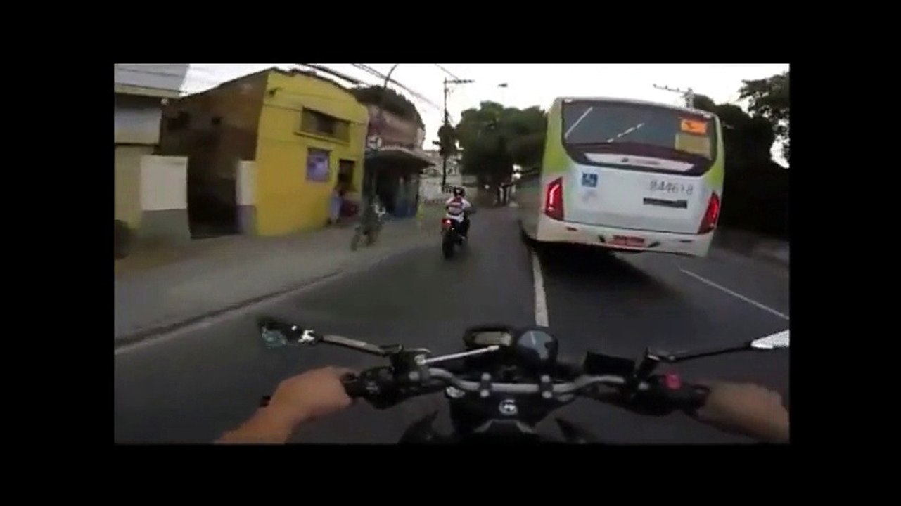 accident - Un motard passe sous un bus et se relève immédiatement