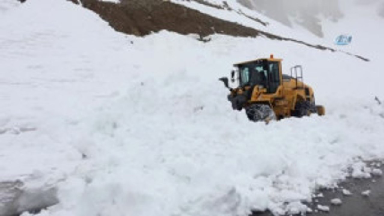 Van'da İki Mevsim Bir Arada Yaşanıyor- Bir Tarafta Karla Mücadele Çalışmaları Devam Ederken, Bir...