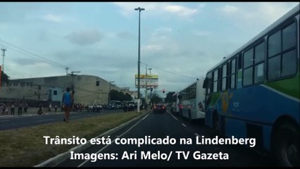 Ônibus do Transcol estão parados na Lindenberg