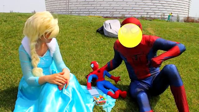 Frozen Elsa & Spiderman Baby Mermaid vs Mad Joker w Bubble Gum - Superhero Fun