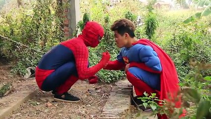 Video herunterladen: Superman fake Venom Police man arrest Spiderman Snow White Batman Lost Wallet Superhero fun